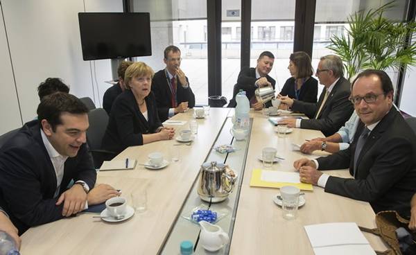 นายอเล็กซิส ซีปราส นายกรัฐนตรีกรีซ(ซ้ายสุด) นางอังเกลา แมร์เคิล นายกรัฐมนตรีเยอรมนี(ที่ 2 จากซ้าย) และนายฟรังซัวส์ ออลลองด์ ประธานาธิบดีฝรั่งเศส(ขวาสุด) ร่วมด้วยเหล่าผู้นำอียู หารือกันที่สำนักงานใหญ่ของสหภาพยุโรป ก่อนเข้าร่วมประชุมฉุกเฉินอียูในวันอังคาร(7ก.ค.) หลังชาวกรีซ โหวตโน ต่อข้อเสนอช่วยเหลือตามเงื่อนไขของเจ้าหนี้ระหว่างประเทศ