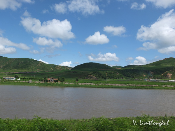 ดินแดนจีนกับเกาหลีเหนือ ห่างกันเพียงแม่น้ำกั้นแคบๆ โดยส่วนใหญ่หากชาวเกาหลีเหนือจะหลบหนีข้ามฝั่งมายังจีนจะใช้โอกาสในช่วงฤดูหนาวที่น้ำในแม่น้ำจับตัวเป็นน้ำแข็ง (ภาพถ่ายโดยผู้เขียนเมื่อเดือนกรกฎาคมปี 2555)