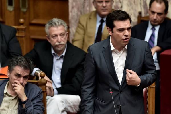 นายอเล็กซิส ซีปราส นายกรัฐมนตรีกรีซ ลุกขึ้นแจงระหว่างศึกอภิปรายข้อตกลงช่วยเหลือตามเงื่อนไขของเจ้าหนี้นานาชาติ ก่อนที่รัฐสภาจะมีมติเห็นชอบด้วยคะแนน 229 ต่อ 64 เสียงและงดออกเสียง 6 คน