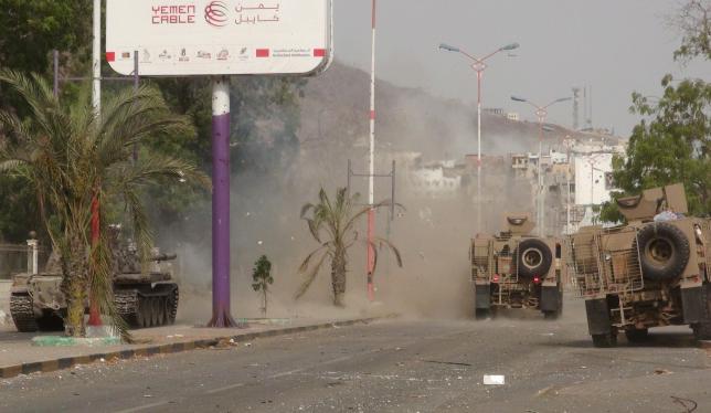 รถยนต์หุ้มเกราะของนักรบขบวนการต่อต้านแห่งภาคใต้ (Southern Resistance) วิ่งอยู่บนถนนระหว่างที่มีการปะทะกับนักรบกลุ่มฮูตีในเมืองเอเดนทางตอนใต้ของเยเมน (17 ก.ค.)