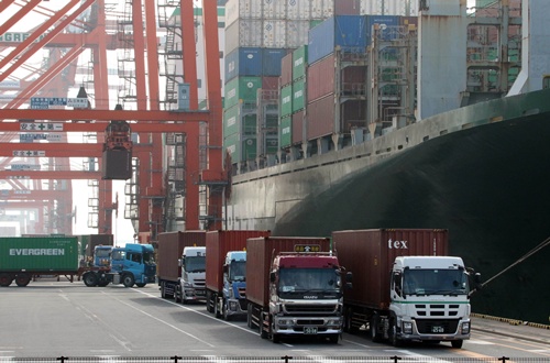 Japans trade deficit narrowed sharply last month as exports of automobiles and electronic parts picked up while a sky-high energy import bill continues to fall, finance ministry data showed Thursday.  -- Photo: AFP