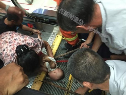เด็กชายชาวจีนถูกบันไดเลื่อนหนีบแขนจนบาดเจ็บสาหัส (ภาพ สื่อจีน)