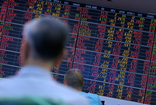 Asian markets mostly fell Monday as China shares were dragged down by poor manufacturing figures and investors followed a drop on Wall Street. -- Photo: AFP