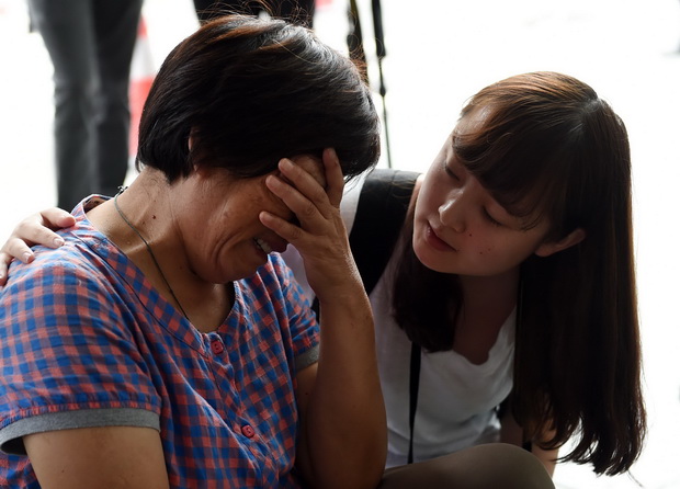 ญาติชาวจีนรายหนึ่งถึงกับร่ำไห้ ด้วยถ้อยแถลงที่ไม่ไปในทิศทางเดียวกันของมาเลเซียและฝรั่งเศส ก่อความสับสนแก่ญาติๆเหยื่อจำนวนมากที่ยังคงปฏิเสธจะเชื่อว่าคนในครอบครัวของพวกเขาได้เสียชีวิตไปกับเครื่องบิน MH370แล้ว