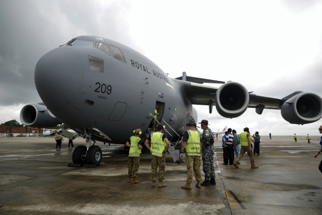 <br><FONT color=#000033>เครื่องบิน C-17 ของกองทัพอากาศออสเตรเลีย (RAAF) ขนสิ่งของช่วยเหลือบรรเทาทุกข์ที่ได้รับบริจาคให้กับเหยื่อน้ำท่วมในพม่าลงจอดที่สนามบินนานาชาตินครย่างกุ้ง เมื่อวันที่ 10 ส.ค.--Reuters/Soe Than Win.</font></b>