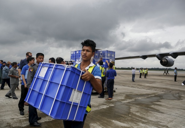 <br><FONT color=#000033>คนงานขนสิ่งของช่วยเหลือเหยื่อน้ำท่วมลงจากเครื่องบินของกองทัพอากาศออสเตรเลีย ที่่สนามบินนานาชาตินครย่างกุ้ง.--Reuters/Soe Than Win.</font></b>