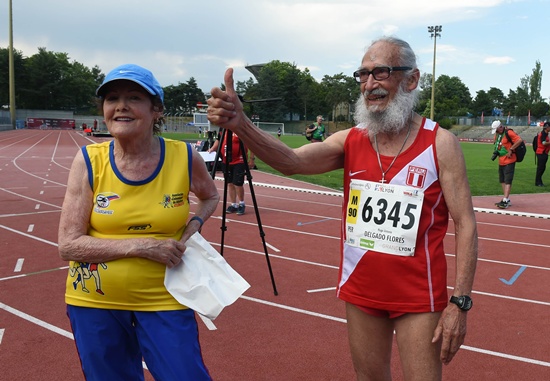 Lyon, Rhone, FRANCE: Perus Antonio Delgado Flores (R) gives the thumbs up after winning the mens over-95-year-old 100m final event at the World Masters Athletics Championship on August 7, 2015 in Lyon, central-eastern France. AFP PHOTO/Philippe Desmazes