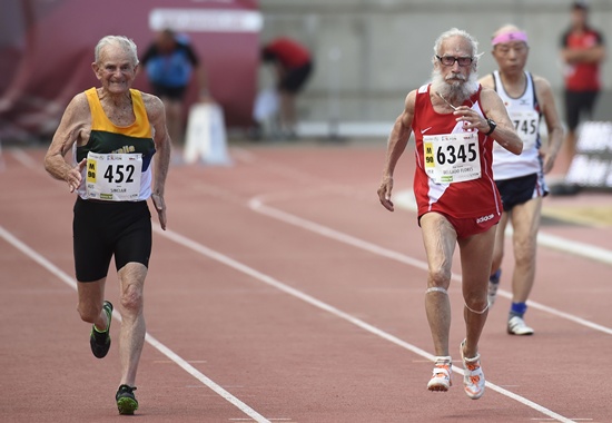 Lyon, Rhone, FRANCE: Chilis Antonio Delgado Flores (C), Australias James Sinclair (L) and Japans Hiroshi Miyamoto (R) compete in the mens 100m final for athletes over 90 years old, during the World Masters Athletics Championships on August 7, 2015 in Lyon, southeastern France. AFP PHOTO/Philippe Desmazes