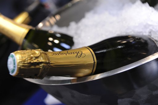 Italian sparkling wine prosecco has overtaken champagne for the first time in Britain, with sales far outstripping its French rival, according to research released on Wednesday. -- Photo: AFP