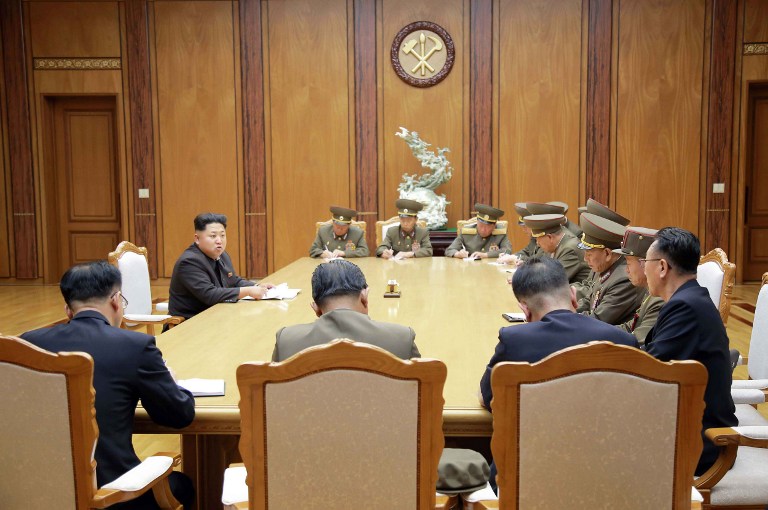 สำนักข่าวกลางเกาหลีเหนือ(เคซีเอ็นเอ) เผยแพร่ภาพ คิม จอง อึน ผู้นำเกาหลีเหนือ เป็นประธานประชุมฉุกเฉินคณะกรรมาธิการทหารกลาง ก่อนออกคำสั่งให้ทหารแนวหน้าพร้อมรบ หรือเข้าสู่ภาวะสงคราม