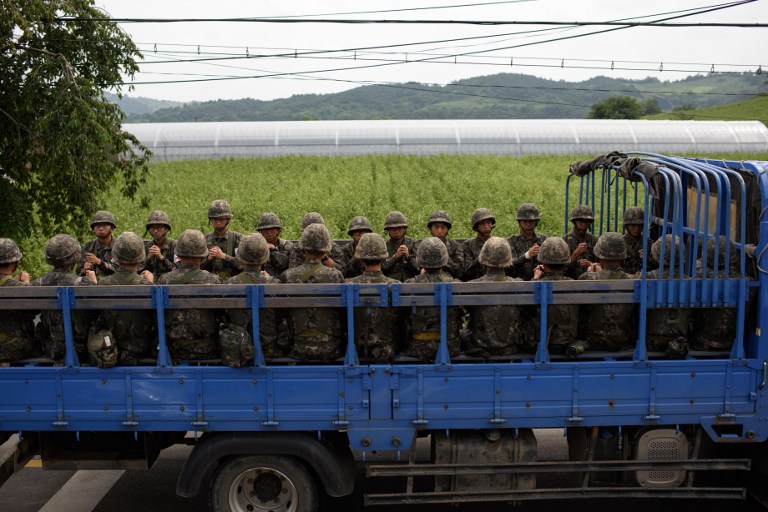 ทหารเกาหลีใต้นั่งรถบรรทุกผ่านเข้าไปยังหมู่บ้านยอนชอน ใกล้เขตปลอดทหารชายแดนสองเกาหลี วันนี้ (22 ส.ค.) หลังกองทัพมีคำสั่งยกระดับการป้องกันสูงสุด