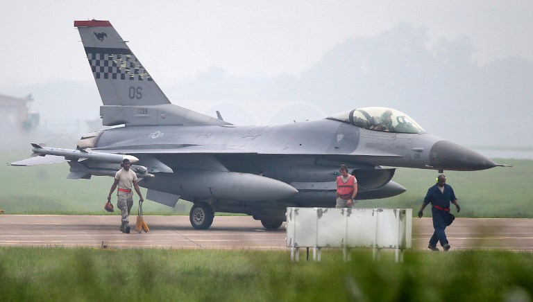 เครื่องบินขับไล่ F-16 ของกองทัพสหรัฐฯ จอดเตรียมพร้อมอยู่ที่ฐานทัพอากาศเมืองซูวอน ทางตอนใต้ของกรุงโซล วันนี้ (22 ส.ค.)