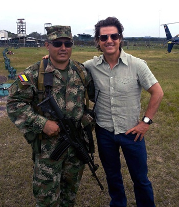 Araracuara, COLOMBIA: Handout photo released by the Colombian Army of US actor Tom Cruise (R) posing with a Colombian soldier during his visit to the General Luis Acevedo Torres battalion, in Araracuara municipality, Amazonas department, southern Colombia on August 24, 2015. Cruise is in Colombia to participate in the shooting of the movie Mena, directed by US Doug Liman, in which he will play the role of US drug smuggler and pilot of Colombian drug lord Pablo Escobar, Barry Seal. AFP PHOTO/Colombian Army