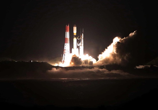 Tanegashima, Kagosima (Kagoshima), JAPAN: Japans H-IIB rocket lifts off from the launch pad of the Tanegashima Space Center in Tanegashima island in Kagoshima prefecture, Japans southern island of Kyushu on August 19, 2015. A Japanese rocket successfully blasted off August 19, carrying emergency supplies in an unmanned cargo vessel bound for the International Space Station. The H-IIB rocket lifted off into night sky from the southern island of Tanegashima at 8:50 pm (1150 GMT) after the launch was postponed twice due to weather conditions, the Japan Aerospace Exploration Agency (JAXA) said. AFP PHOTO/Jiji Press