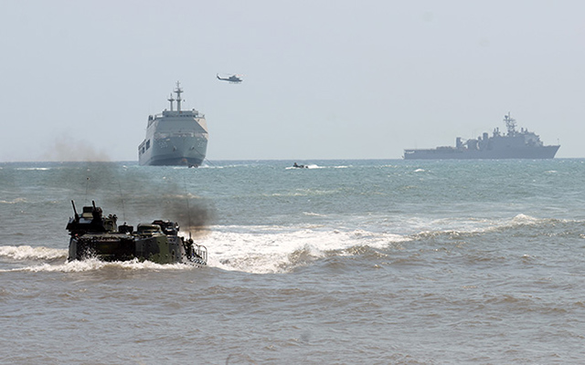 <FONT color=#000033>ยานจู่โจมสะเทิ้นน้ำสะเทิ้นบก (AAV) จากเรือเยอรมันทาวน์ ( USS Germantown, LSD 42) กับเรือยกพลขึ้นบก KRI Makassar (590) กองทัพเรืออินโดนีเซีย ระหว่างการฝึกกะรัต ในภาพวันที่ 8 ส.ค.2558 ซึ่งเป็นการฝึกร่วมปีที่ 21 เช่นกัน และ สหรัฐก็เพิ่งสิ้นสุดการฝึกรหัสเดียวกันนี้กับกองทัพมาเลเซีย ปลายสัปดาห์ที่ผ่านมา. -- US Navy Photo/Mass Communication Specialist 1st Class Jay C Pugh. </b>  