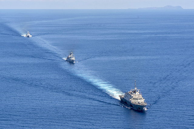 <FONT color=#000033>เรือราชนาวีมาเลเซียกับเรือฟอร์ตเวิร์ธ (USS Fort Worth, LCS 3) แล่นเข้าขบวนระหว่างการฝึกร่วม CARAT สัปดาห์ที่แล้ว เป็นครั้งแรกเช่นกันที่เรือ LCS 3 เข้าร่วมฝึกกะรัตกับประเทศนี้ กองทัพเรือสหรัฐไม่ได้กล่าวถึงเรือฟอร์ตเวิร์ธ ระหว่างการฝึกกับไทยตลอด 8 วันข้างหน้า และ ในช่วง 3 ปีมานี้ ยังไม่เคยมีเรือ LCS ลำใดเยือนไทยมาก่อน. -- US Navy/MC2 Joe Bishop.</b> 