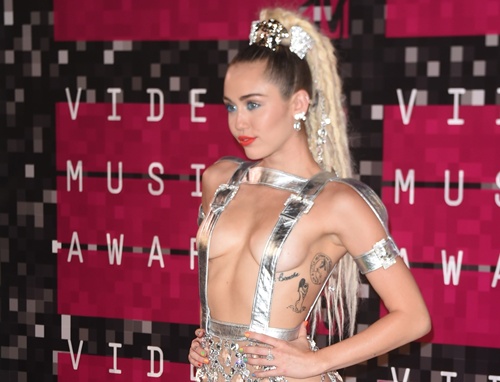Los Angeles, California, UNITED STATES: Miley Cyrus arrives on the red carpet at the MTV Video Music Awards (VMA), August 30, 2015 at the Microsoft Theater in Los Angeles, California. AFP PHOTO/Mark Ralston