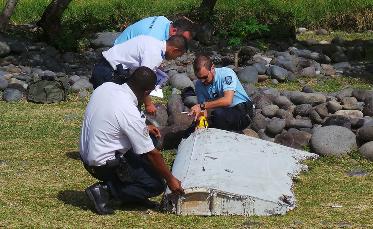 ชิ้นส่วน flaperon ของเครื่องบินโบอิ้ง 777 ที่พบบนชายหาดเกาะลาเรอูนิยง และอัยการฝรั่งเศสยืนยันแล้วว่าเป็นของเที่ยวบิน MH370 