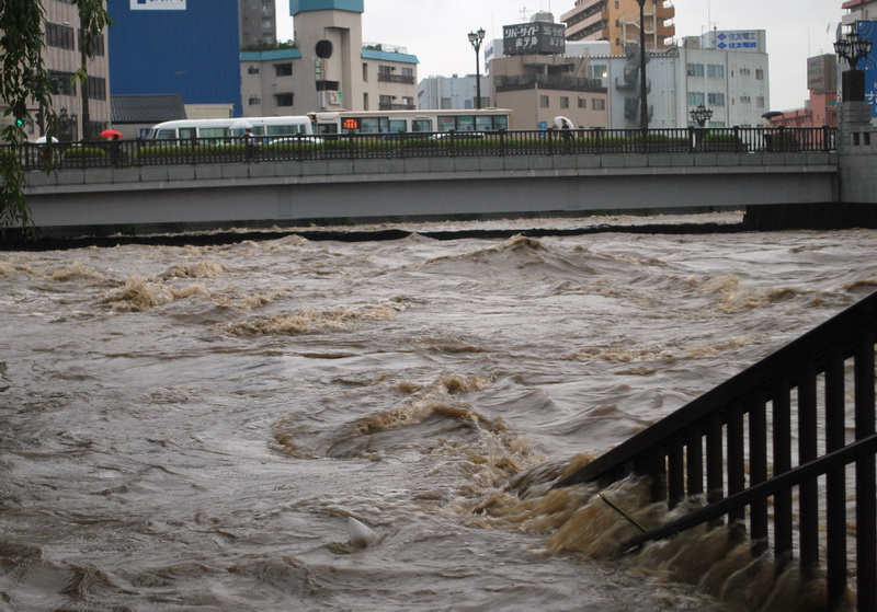 แม่น้ำสายหนึ่งในเมืองอุทสึโนะมิยะ จ.โทจิงิ เริ่มเอ่อล้นตลิ่งในวันนี้ (10 ก.ย.) หลังเกิดฝนตกหนักต่อเนื่องหลายวัน