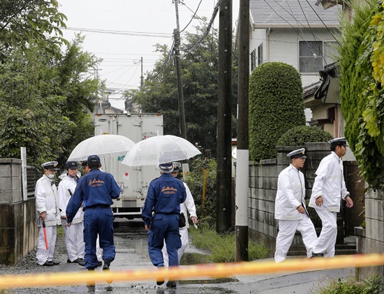 Kumagaya, Saitama, JAPAN: Policemen investigate the area around a murder scene in Kumagaya, Saitama prefecture on September 17, 2015 where six people were found stabbed to death. A Peruvian man was being held in custody in Japan over the suspected killing spree in a residential neighbourhood near Tokyo, police said. JAPAN OUT AFP PHOTO/Jiji Press