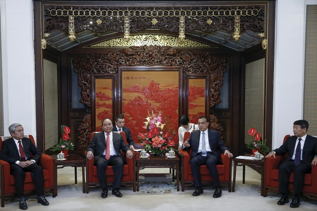 <br><FONT color=#000033>รองนายกรัฐมนตรีเหวียน ซวน ฟุ้ค ของเวียดนาม (ที่ 2 จากซ้าย) พบหารือกับนายกรัฐมนตรีหลี่ เค่อเฉียง ของจีน (ที่ 2 จากขวา) ในกรุงปักกิ่ง เมื่อวันที่ 16 ก.ย.--Reuters/Limtao Zhang/Pool.</font></b>