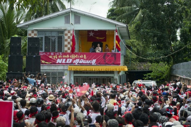 <br><FONT color=#000033>ผู้สนับสนุนฟังอองซานซูจี หัวหน้าพรรค NLD ปราศรัยหาเสียงระหว่างการรณรงค์เลือกตั้งในเมืองกอมู เมื่อวันที่ 22 ก.ย.--Agence France-Presse/Ye Aung Thu.</font></b>