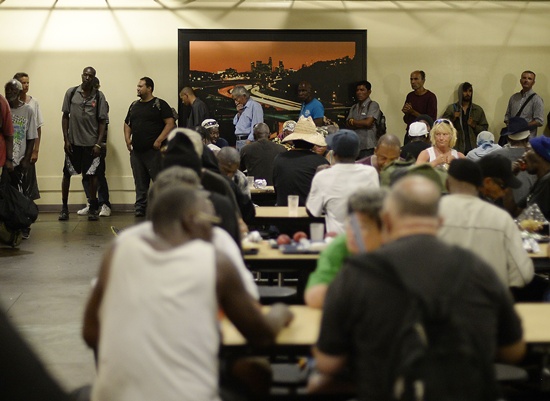 Los Angeles, California, UNITED STATES: Homeless men and women wait in line to receive food at The Midnight Mission as the center served more than 600 meals on September 23, 2015, in Los Angeles, California. Kevork Djansezian/Getty Images/AFP