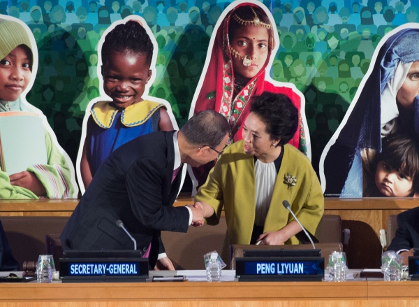 นายบัน คี-มุน เลขาธิการสหประชาชาติ จับมือกับนางเผิง ลี่หยวน ขณะเข้าร่วมการประชุมยุทธศาสตร์ระดับโลกว่าด้วยสุขภาพของเด็ก วัยรุ่น และสตรี (ภาพ เอพี)