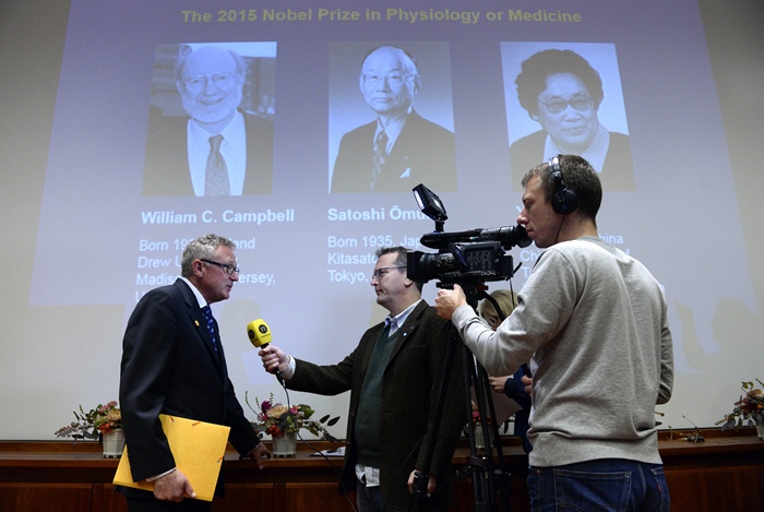 ฮันส์ ฟอร์สเบิร์ก (Hans Forssberg) สมาชิกคณะกรรมการรางวัลโนเบล ให้สัมภาษณ์หลังการแถลงข่าวประกาศผลรางวัลโนเบลสาขาสรีรศาสตร์หรือการแพทย์ ประจำปี 2015 เมื่อ 5 ต.ค.2015 ณ สถาบันแคโรลินสกา (Karolinska Institute) สตอกโฮล์ม สวีเดน (AFP PHOTO / JONATHAN NACKSTRAND) 