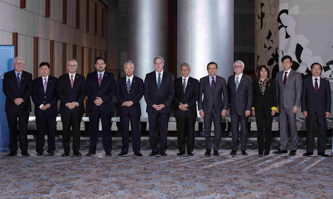 เหล่ารัฐมนตรีพาณิชย์กลุ่ม 12 ประเทศรอบมหาสมุทรแปซิฟิก ประกอบด้วย ออสเตรเลีย บรูไน แคนาดา ชิลี ญี่ปุ่น มาเลเซีย เม็กซิโก นิวซีแลนด์ เปรู สิงคโปร์ สหรัฐและเวียดนาม ถ่ายภาพหมู่ร่วมกัน หลังบรรลุข้อตกลงสำหรับการสร้างเขตการค้าเสรีใหญ่ที่สุดของโลก ข้อตกลงหุ้นส่วนยุทธศาสตร์เศรษฐกิจภาคพื้นแปซิฟิก Trans-Pacific Partnership(TPP)