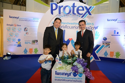 “รูบิน ยัง” (ขวา) กรรมการผู้จัดการ และ “ฌอง มาร์ค เลบรี” (ซ้าย) ผู้อำนวยการฝ่ายการตลาด บริษัท คอลเกต-ปาล์มโอลีฟ (ประเทศไทย) จำกัด