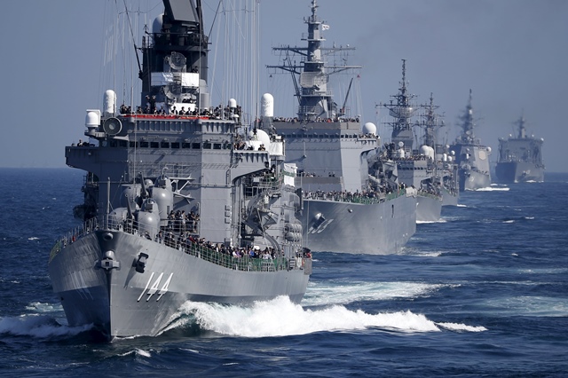 <i><b>เรือพิฆาต “คุรามะ” ของกองกำลังป้องกันตนเองทางทะเลของญี่ปุ่น (ซ้าย) ซึ่งเป็นเรือที่นายกรัฐมนตรีชินโซ อาเบะ ประจำอยู่  แล่นนำขบวนนาวี ในระหว่างพิธีตรวจพลสวนสนามทางทะเล ที่อ่าวซางามิ นอกชายฝั่งโยโกสุกะ ทางด้านใต้ของกรุงโตเกียว ในวันอาทิตย์ (18 ต.ค.) </i></b>