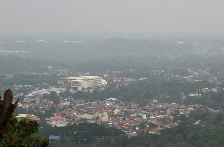 เมืองดาเวา (Davao) ซึ่งเป็นเมืองใหญ่ที่สุดของเกาะมินดาเนา และมีประชากรราว 1.5 ล้านคน ถูกปกคลุมไปด้วยหมอกควันในช่วงบ่ายวันนี้ (23) 