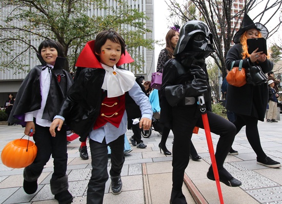 Tokyo, Tokyo, JAPAN: Children and their parents wear costumes as they take part in a Halloween parade in Tokyo on October 31, 2015. Some 3,000 family members gathered at Tokyos Roppongi district to celebrate Halloween. AFP PHOTO/Yoshikazu Tsuno