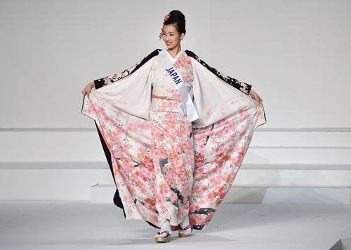 Tokyo, Tokyo, JAPAN: Miss Japan Arisa Nakagawa displays her national costume during the Miss International beauty pageant in Tokyo on November 5, 2015. Representatives from 70 countries and regions are taking part in the beauty pageant. AFP PHOTO/Toru Yamanaka