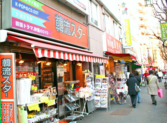 ร้านขายสินค้าเกี่ยวกับดารานักร้องในย่านชินโอกุโบะ