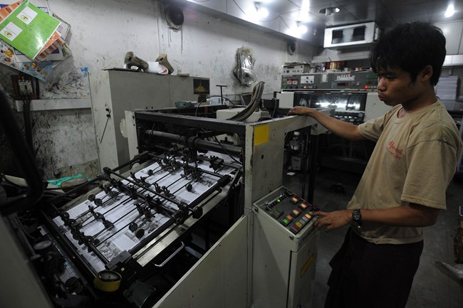 <br><FONT color=#000033>แฟ้มภาพเอเอฟพีเดือนมี.ค. 2556 พนักงานชาวพม่ากำลังควบคุมแท่นพิมพ์ที่โรงพิมพ์แห่งหนึ่งในนครย่างกุ้ง เจ้าหน้าที่ตำรวจได้จับกุมและปรับเงินผู้ตีพิมพ์ปฏิทินโรฮิงญาเนื่องจากทางการถือว่าชาวมุสลิมโรฮิงญาไม่ได้เป็นหนึ่งในชนกลุ่มน้อยชาติพันธุ์ 135 กลุ่มที่รัฐบาลให้การยอมรับ กิจกรรมดังกล่าวถือเป็นการละเมิดกฎหมายการพิมพ์ของพม่าห้ามตีพิมพ์วัสดุที่อาจสร้างความเสียหายต่อความมั่นคงและการรักษากฎหมายและความสงบเรียบร้อยของประเทศ. -- Agence France-Presse/Soe Than Win.</font></b>