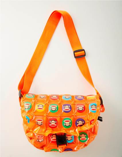 กระเป๋าเป่าลมสีส้ม ลายPaul Frank  แผนกZeenZone ราคา 890 บาท