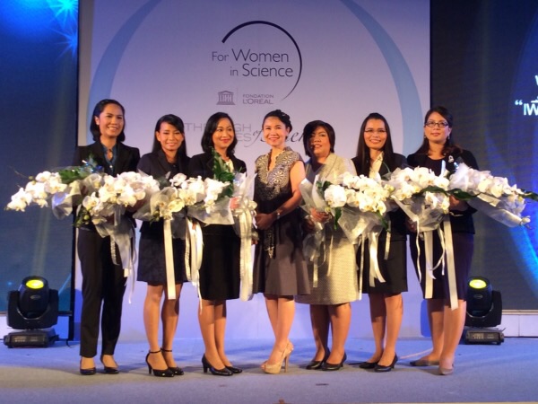 ผศ.ดร.วัชรินทร์ ได้รับเลือกให้เป็น 1 ใน 6 นักวิจัยหญิงไทยที่ได้รับทุนเพื่อสตรีในงานวิทยาศาสตร์โดยลอรัอัล ประจำปี 2558
