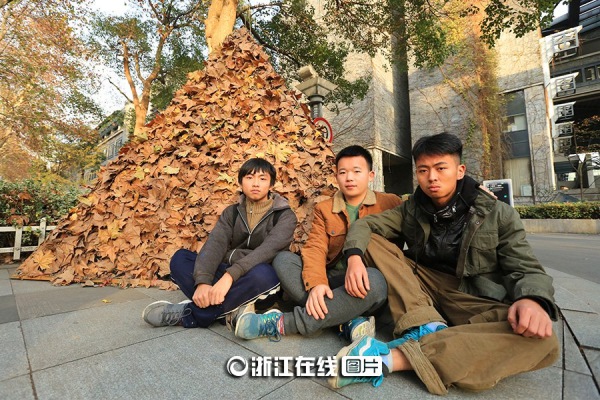 สามนักศึกษาหนุ่มเจ้าของผลงานศิลปะในนครหังโจว มณฑลเจ้อเจียง เมื่อปลายปี 2557 (ภาพ เจ้อเจียงไจ้ซี่)