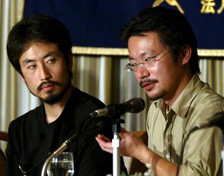 ยาสุดะ จุมเปย์ ผู้สื่อข่าวอิสระชาวญี่ปุ่น (ซ้าย) และ โนบุทากะ วาตานาเบะ นักเคลื่อนไหวด้านสิทธิมนุษยชนพูดที่สมาคมผู้สื่อข่าวต่างประเทศของญี่ปุ่นในกรุงโตเกียว เมื่อวันที่ 27 เมษายน ปี 2004 (แฟ้มภาพ)