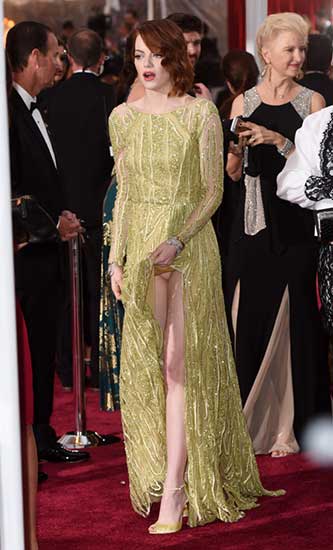 Emma Stone บังเอิญเอามือไปเกี่ยวเดรสแสนสวยจนทำให้คุณหวอออกมาเฉิดฉายบนพรมแดง Oscar อย่างไม่ได้ตั้งใจ