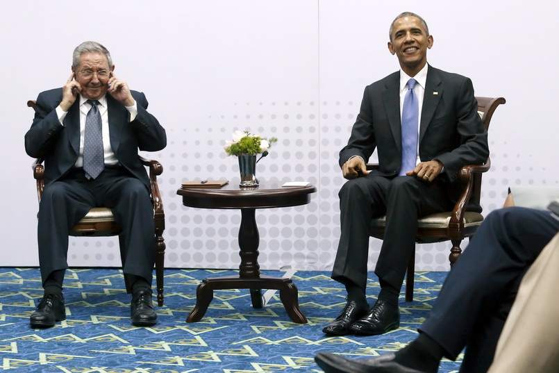 ประธานาธิบดีบารัค โอบามา แห่งสหรัฐฯ และประธานาธิบดี ราอูล คาสโตร แห่งคิวบา ร่วมหารือทวิภาคีระหว่างการประชุมสุดยอดผู้นำแห่งอเมริกาครั้งที่ 7 (Summit of the Americas) ณ กรุงปานามาซิตี เมื่อวันที่ 11 เม.ย. ปี 2015 โอบามา และคาสโตร สร้างความตกตะลึงไปทั่วโลก หลังประกาศถ้อยแถลงร่วมกันเมื่อวันที่ 17 ธันวาคม ปี 2014 ว่า สหรัฐฯ และคิวบาซึ่งเป็นอริกันมาตั้งแต่ยุคสงครามเย็นจะกลับมาเชื่อมความสัมพันธ์ที่ขาดสะบั้นไปในปี 1961