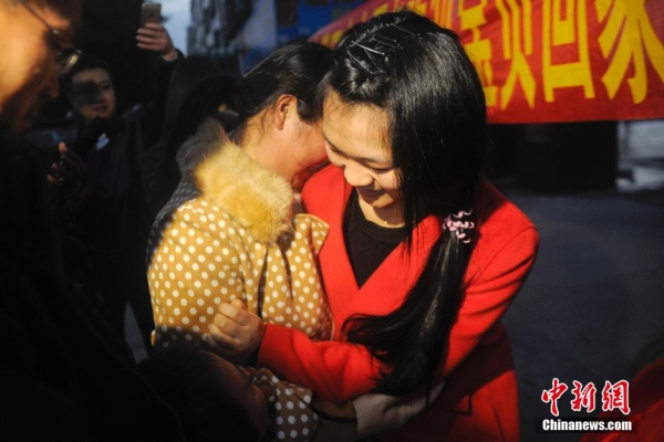 ถัง ซูจัว (ขวา) สวมกอดผู้เป็นแม่ที่แท้จริงหลังจากพลัดพรากกันนานกว่า 17 ปี วันที่ 27 ธ.ค. 2558 (ภาพ ไชน่า นิวส์)