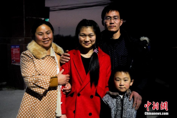ถัง ซูจัว (กลาง) กับครอบครัวที่แท้จริงในมณฑลเหอหนัน (ภาพ ไชน่า นิวส์)