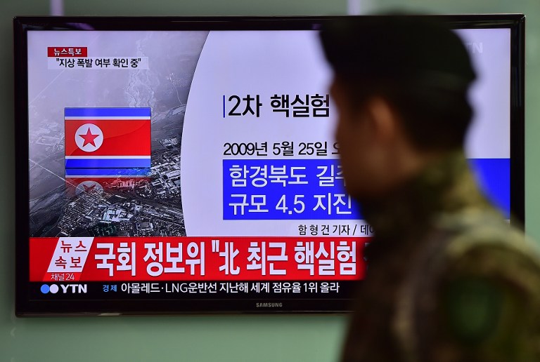 ทหารเกาหลีใต้ยืนมองข่าวการทดสอบระเบิดไฮโดรเจนในเกาหลีเหนือจากหน้าจอทีวี ที่สถานีรถไฟฟ้ากรุงโซล วันนี้ (6 ม.ค.)