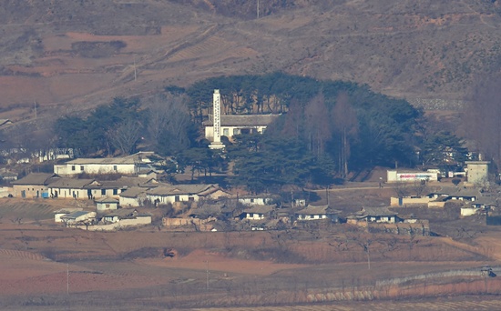 PAJU, REPUBLIC OF KOREA: North Koreas border county of Kaepoong is seen from a South Korean observation post in Paju near the Demilitarized Zone dividing two Koreas on January 8, 2016. South Korea on January 8 resumed high-decibel propaganda broadcasts into North Korea as the United States ramped up pressure on China to bring Pyongyang to heel after its latest nuclear test. AFP PHOTO/Jung Yeon-Je