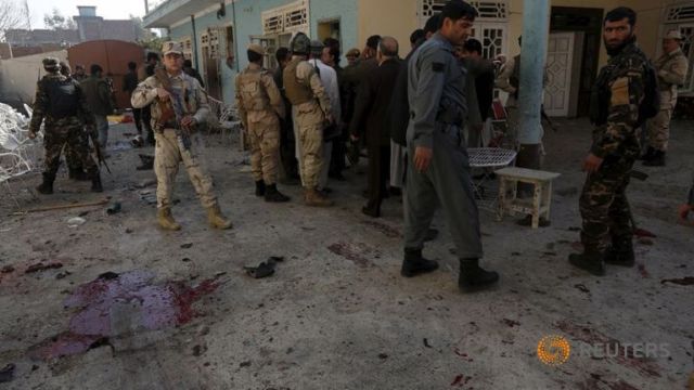 กองกำลังความมั่นคงอัฟกานิสถานกำลังตรวจสอบที่เกิดเหจุระเบิดฆ่าตัวตายในเมืองจาลาลาบัดของอัฟกานิสาถน (17 ม.ค. 2016)