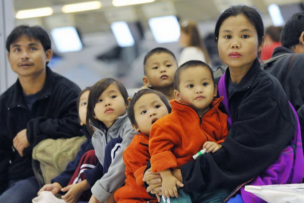ครอบครัวชาวเมียนมารอเปลี่ยนเครื่องบินที่สนามบินสุวรรณภูมิก่อนเดินทางต่อไปยังญี่ปุ่น ตามโครงการจัดหาที่อยู่ใหม่ในประเทศที่ 3 ให้แก่ผู้ลี้ภัยซึ่งองค์การสหประชาชาติ UN ให้การสนับสนุน (แฟ้มภาพ ปี 2011)