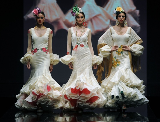 Sevilla, SPAIN: Models present creations by Sonia and Isabelle during the SIMOF 2016 (International Flamenco Fashion Show) in Sevilla, on February 6, 2016. AFP PHOTO/Cristina Quicler